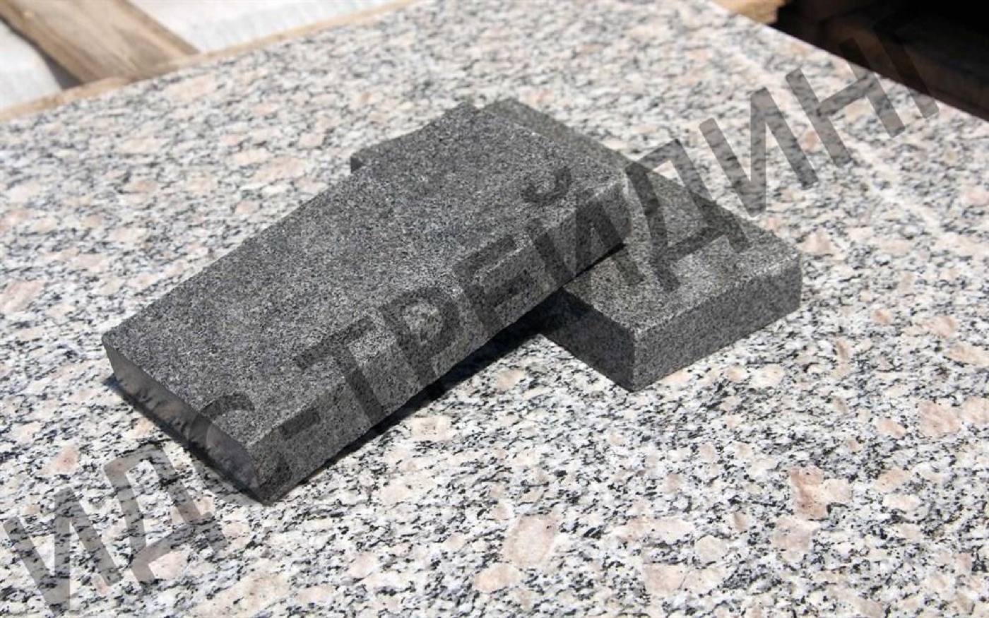 Гранит Padang Dark (G654)
